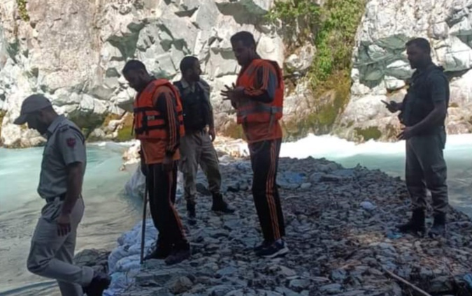 Unknown couple has jumped into river jhelum in Kulgam
