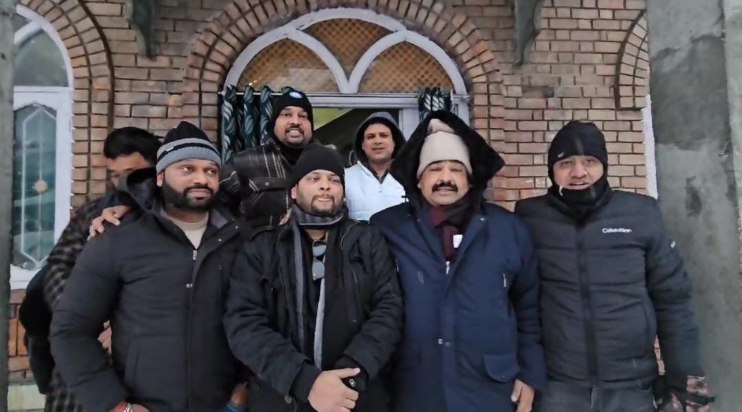 Stranded Tourists Praise Gund Ganderbal Residents for Life-Saving Hospitality