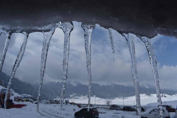 Intense cold wave grips Kashmir, Srinagar records minus 3.5 degrees Celsius