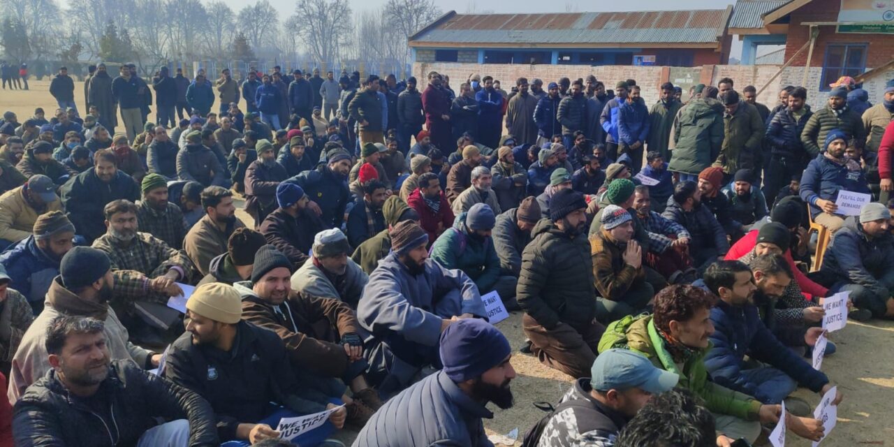 Ganderbal JKPDCL PDL/TDL Workers Divided Over Seniority List, Protest Enters Second Day