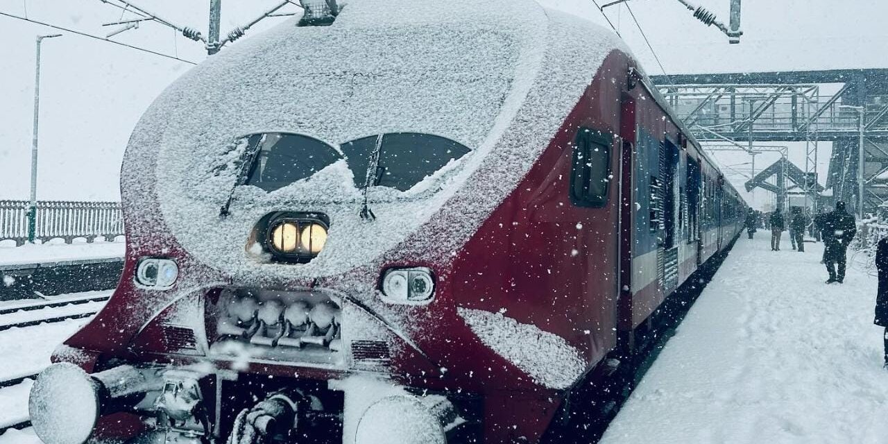 Train service suspended in Kashmir amid snowfall