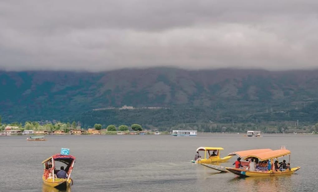 Kashmir grapples with rising temp & unpredictable weather patterns