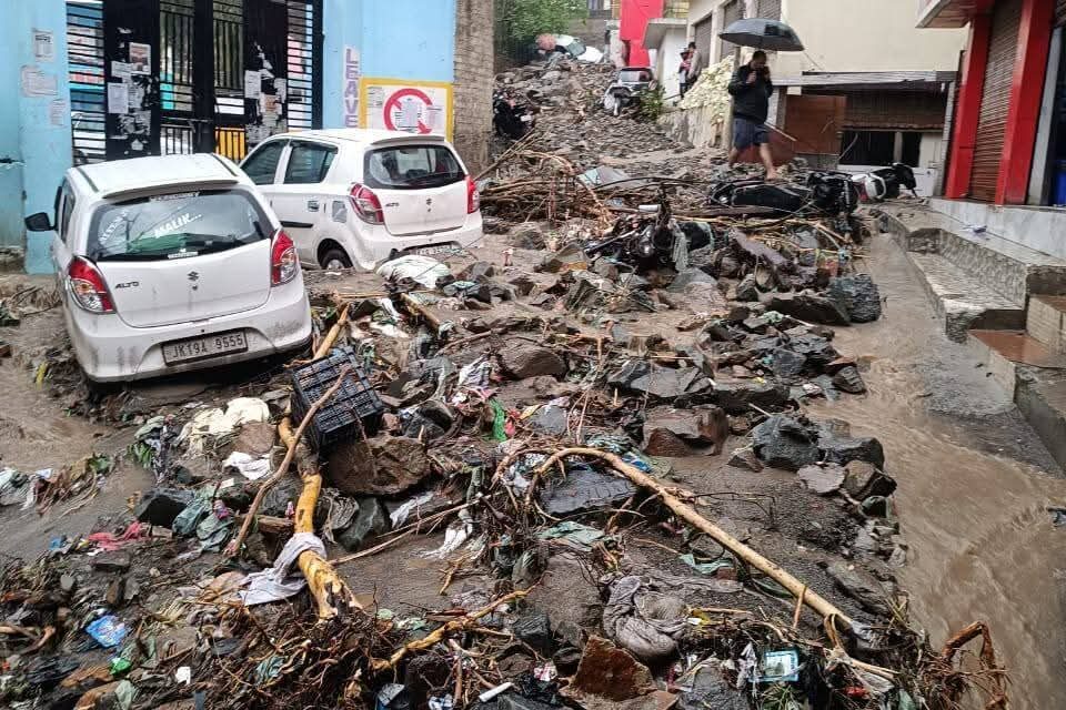 Massive landslide hits Jammu-Srinagar National Highway, vehicles damaged, stranded