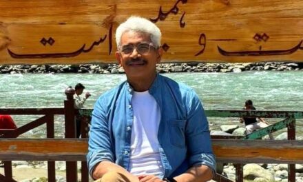 Actor Atul Kulkarni reaches Pahalgam with ‘chalo Kashmir’ appeal to tourists
