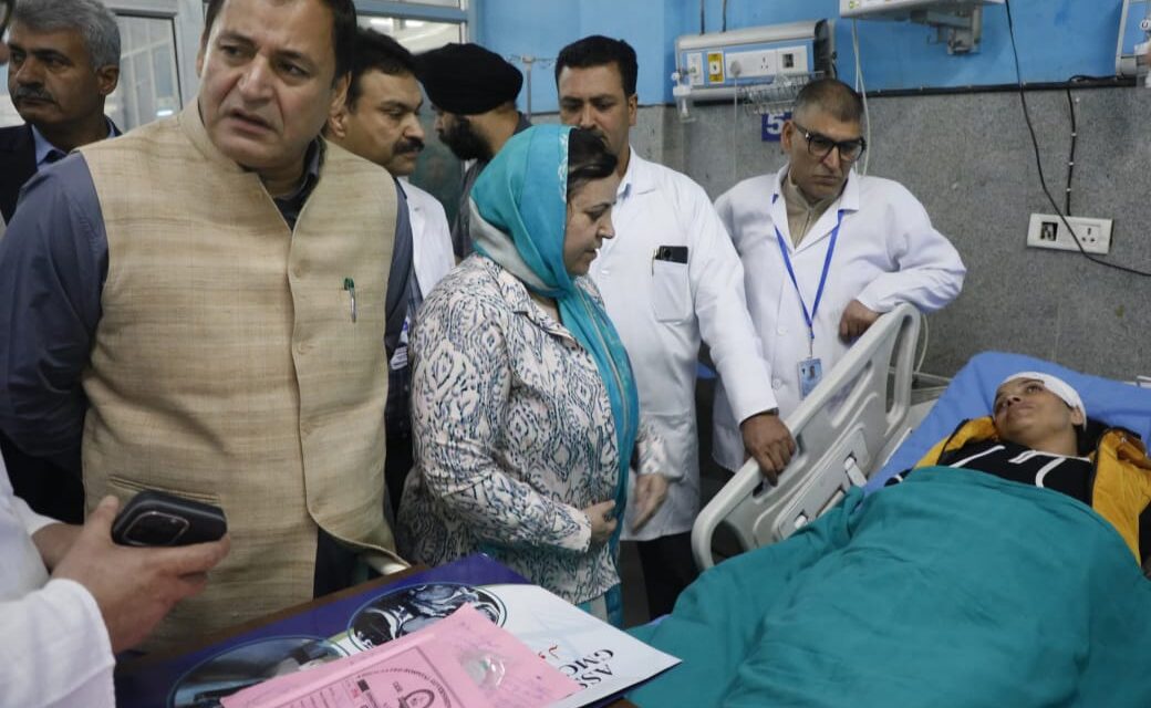 Sakeena Itoo, Javed Dar visit shelling affected areas of Baramulla, Uri