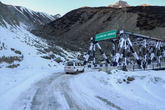 Mughal Road Closed For Traffic After Fresh Snowfall At Peer Ki Gali