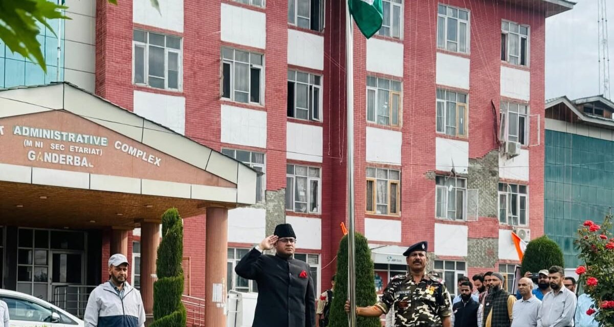 DC Ganderbal hoists Tricolour at Mini Secretariat, Ganderbal on 79th Independence Day