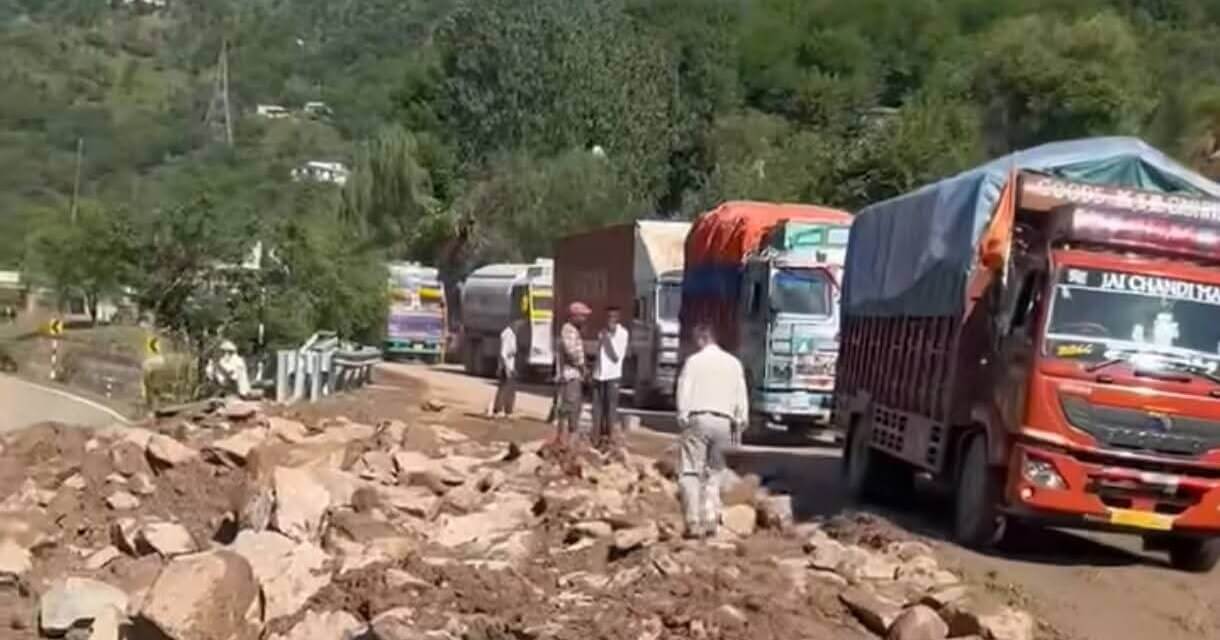 Traffic partially restored on Jammu-Srinagar national highway