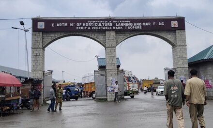 Sopore fruit mandi traders suspend operations due to closure of Jammu-Srinagar NH after landslides