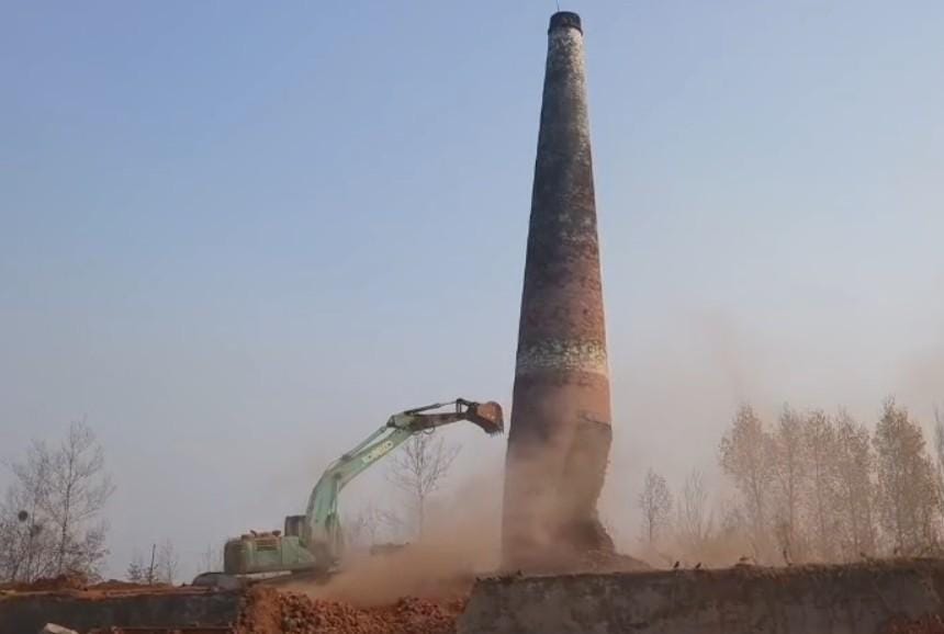 Budgam Administration Pulls Down Unauthorized Brick Kilns in Beerwah, Locals Welcome Action