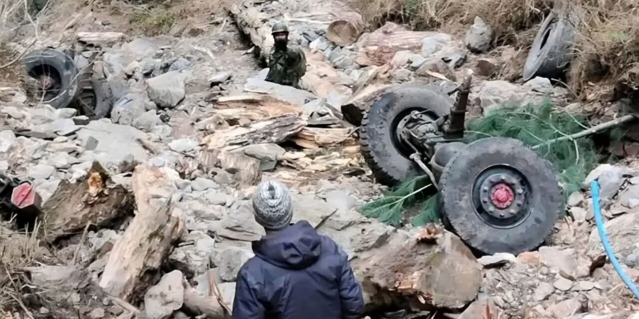 10 soldiers killed, 10 injured as Army vehicle plunges into gorge in Doda;LG Sinha expresses grief, Says entire nation stands united with bereaved families