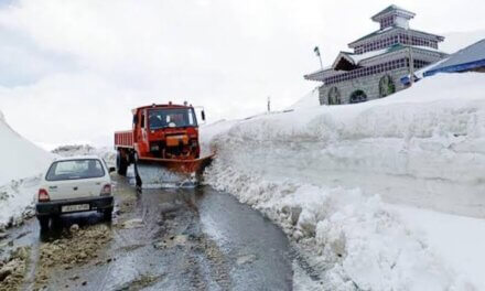 Traffic Halted on Mughal Road After Fresh Snowfall at Pir Ki Gali