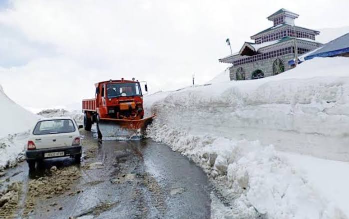 Traffic Halted on Mughal Road After Fresh Snowfall at Pir Ki Gali