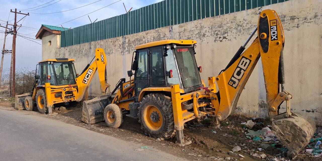 J&K Police seizes 02 JCBs involved in illegal mining in Shopian