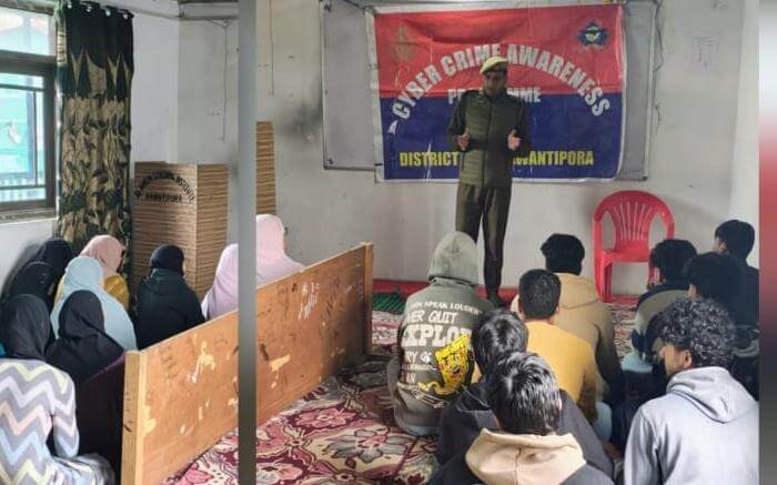 J&K Police organises cybercrime awareness programmes in Awantipora