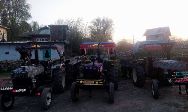 J&K Police seizes 03 vehicles involved in illegal mining in Awantipora